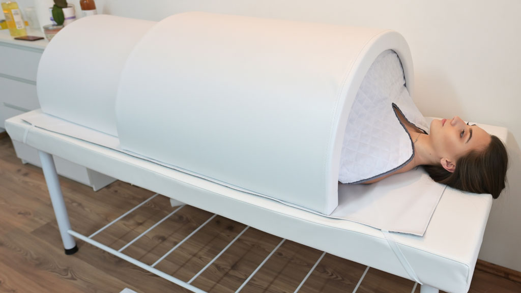 Cabine de spa avec espace mesuré pour installation appareil infrathérapie